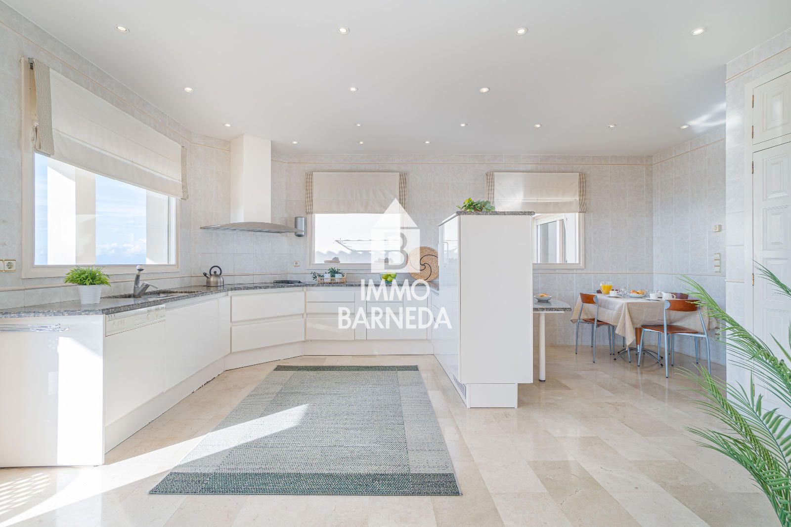 Elegant villa with uninterrupted panoramic views from the Bay of Roses to the Pyrenees in Els Olivars, Pau