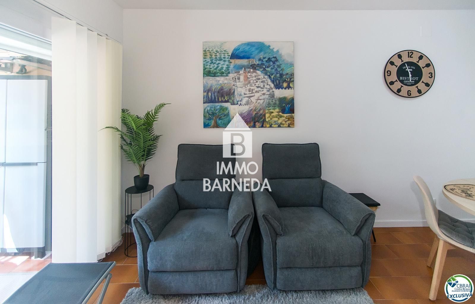 Apartamento reformado en el centro de Empuriabrava, 2 habitaciones dobles, terraza, aparcamiento, a 150 m del mar.