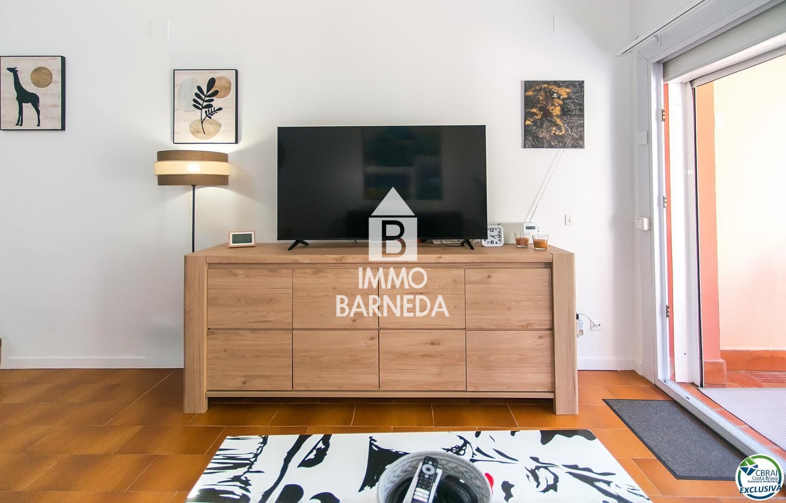 Apartamento reformado en el centro de Empuriabrava, 2 habitaciones dobles, terraza, aparcamiento, a 150 m del mar.