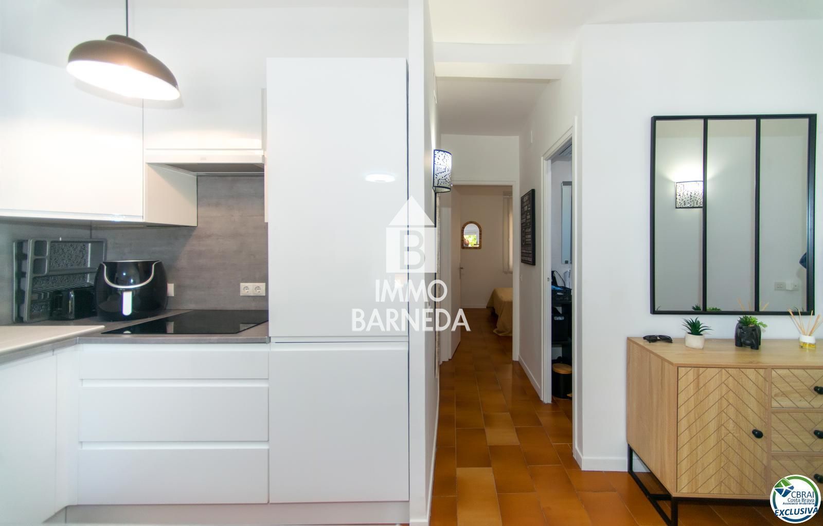 Apartamento reformado en el centro de Empuriabrava, 2 habitaciones dobles, terraza, aparcamiento, a 150 m del mar.