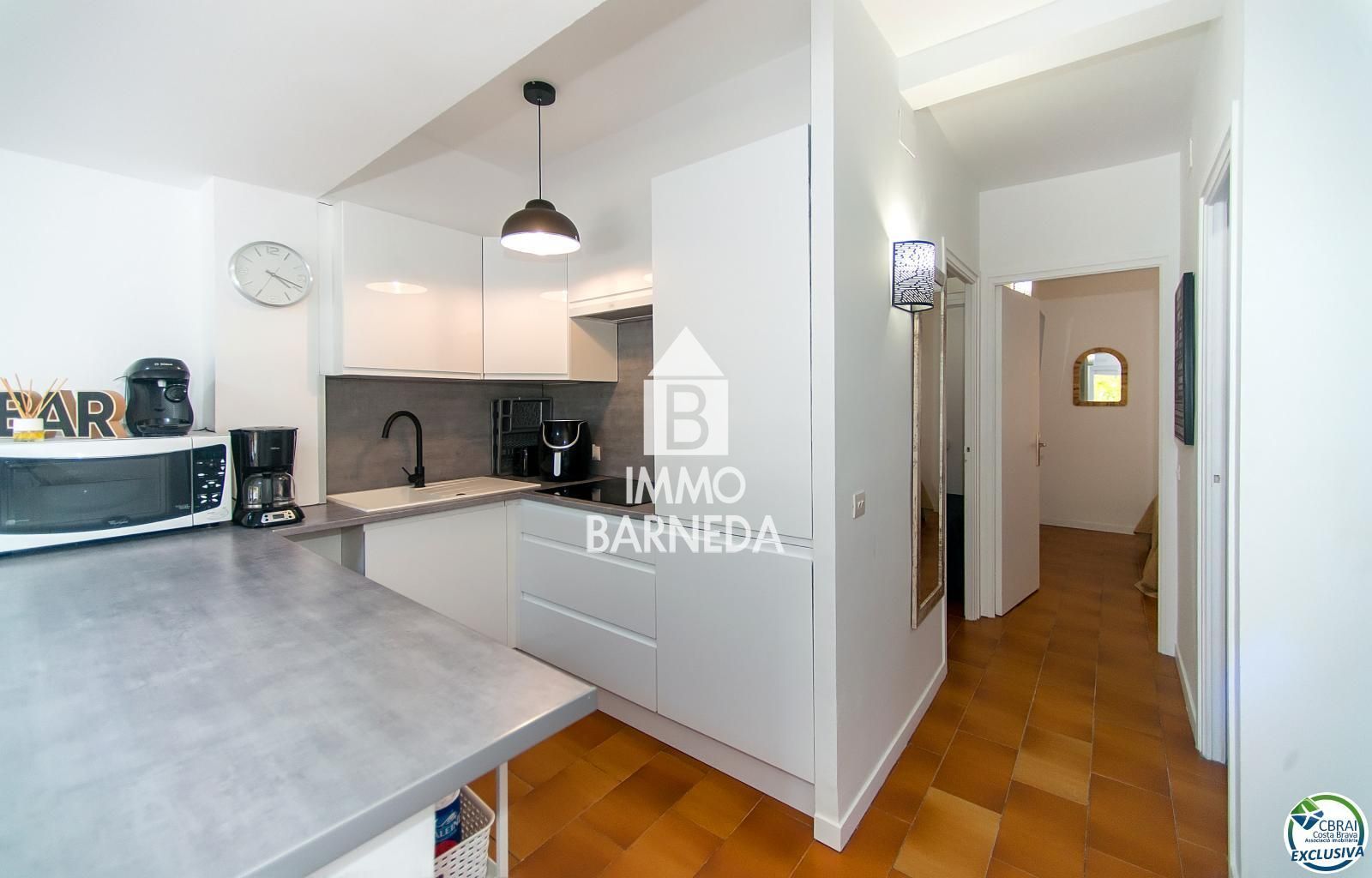 Apartamento reformado en el centro de Empuriabrava, 2 habitaciones dobles, terraza, aparcamiento, a 150 m del mar.