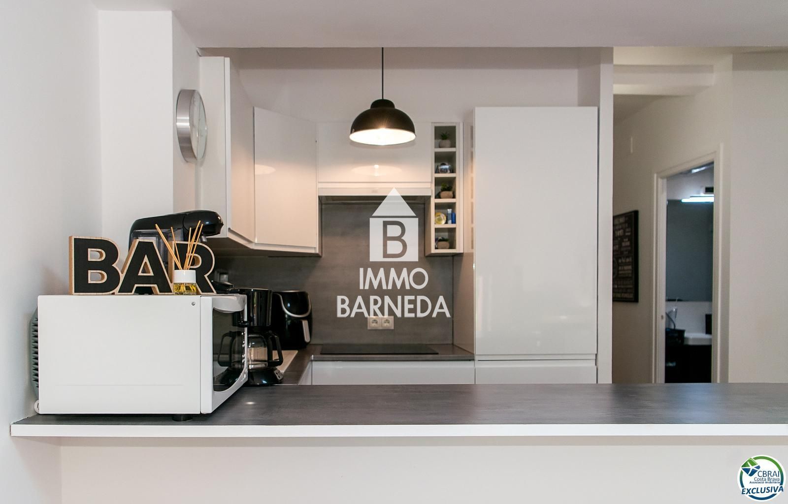 Apartamento reformado en el centro de Empuriabrava, 2 habitaciones dobles, terraza, aparcamiento, a 150 m del mar.