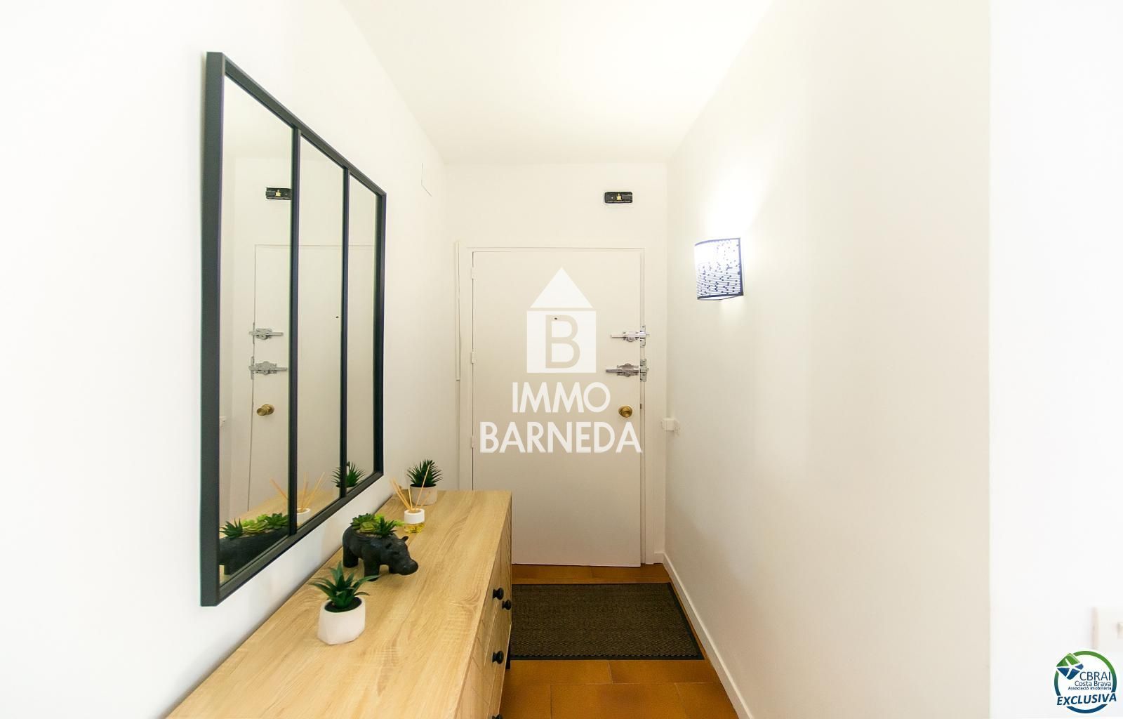 Apartamento reformado en el centro de Empuriabrava, 2 habitaciones dobles, terraza, aparcamiento, a 150 m del mar.