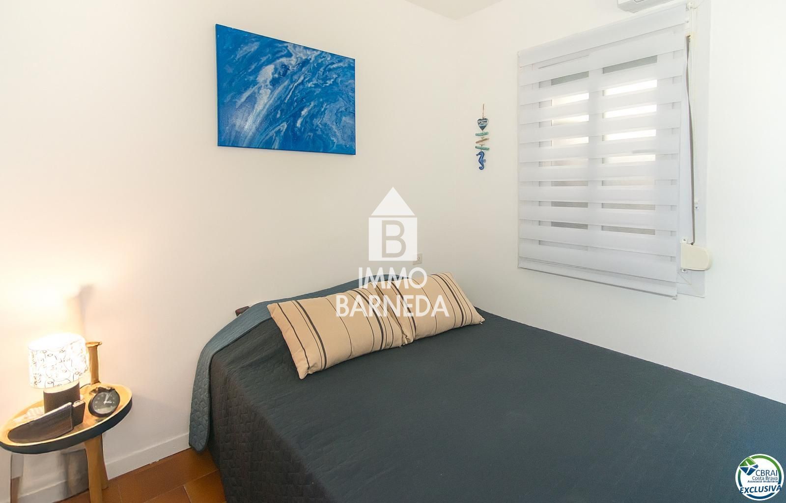 Apartamento reformado en el centro de Empuriabrava, 2 habitaciones dobles, terraza, aparcamiento, a 150 m del mar.