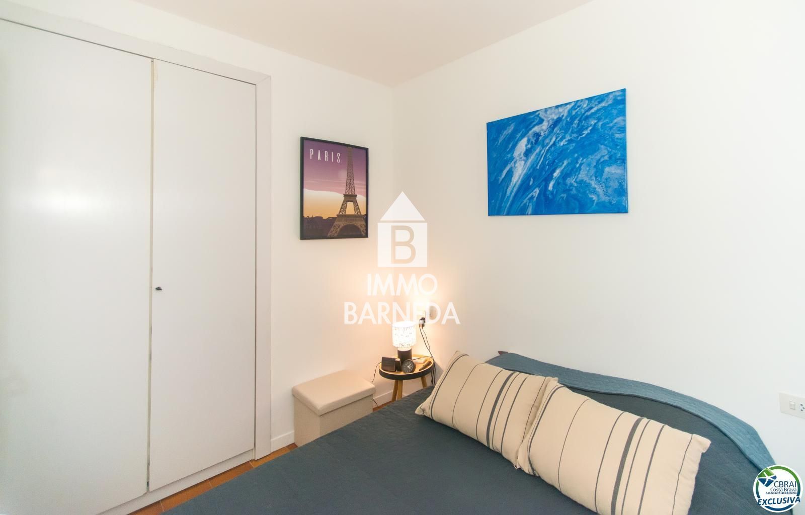 Apartamento reformado en el centro de Empuriabrava, 2 habitaciones dobles, terraza, aparcamiento, a 150 m del mar.