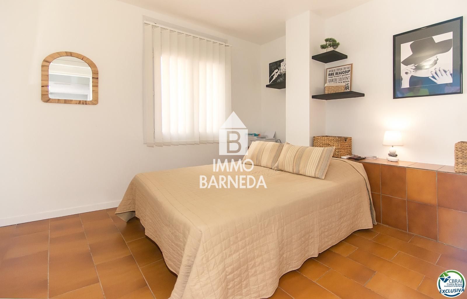 Apartamento reformado en el centro de Empuriabrava, 2 habitaciones dobles, terraza, aparcamiento, a 150 m del mar.