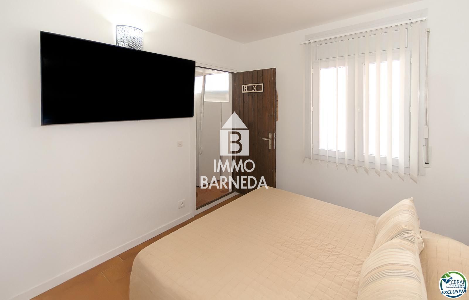 Apartamento reformado en el centro de Empuriabrava, 2 habitaciones dobles, terraza, aparcamiento, a 150 m del mar.