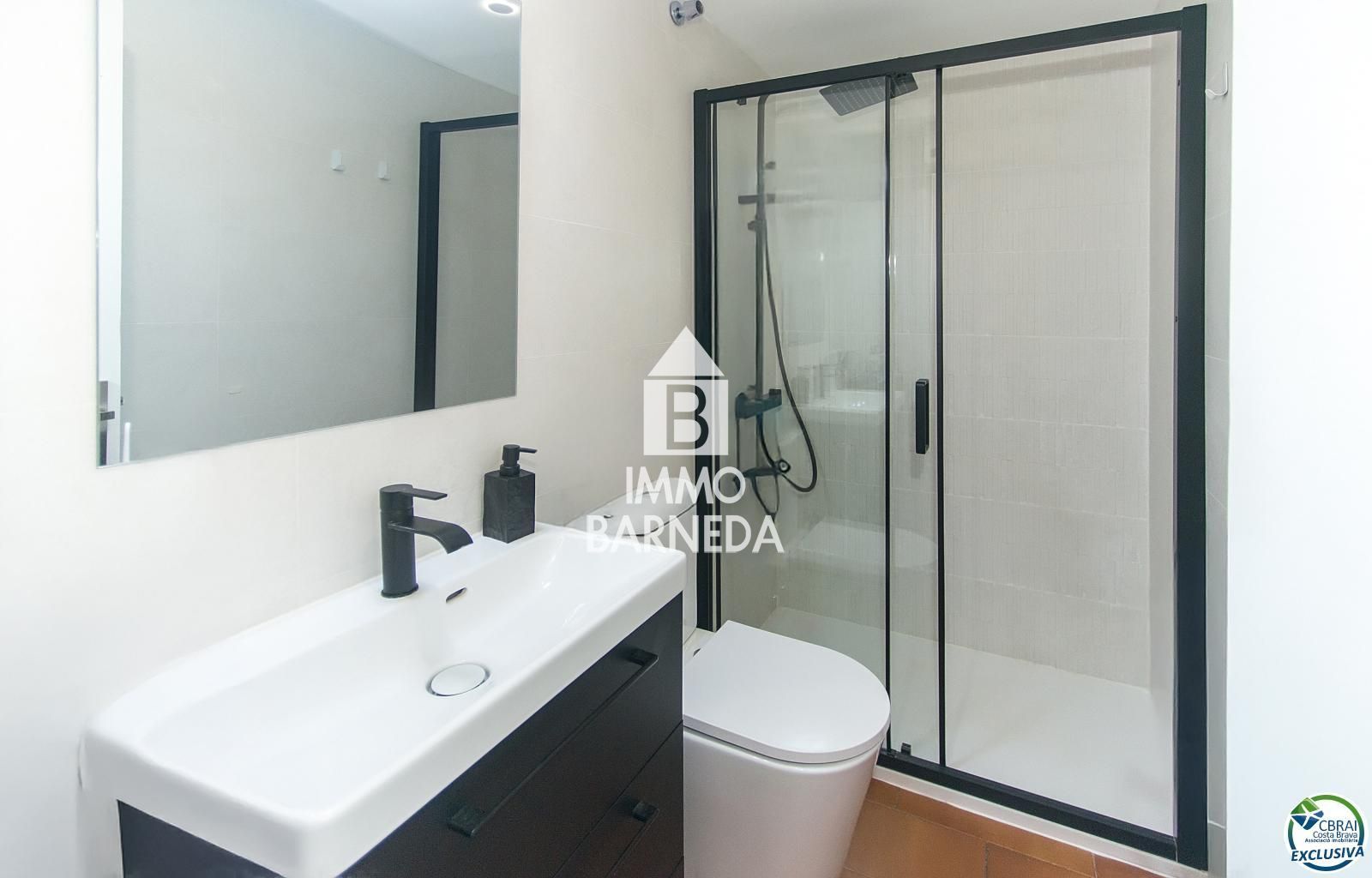 Apartamento reformado en el centro de Empuriabrava, 2 habitaciones dobles, terraza, aparcamiento, a 150 m del mar.