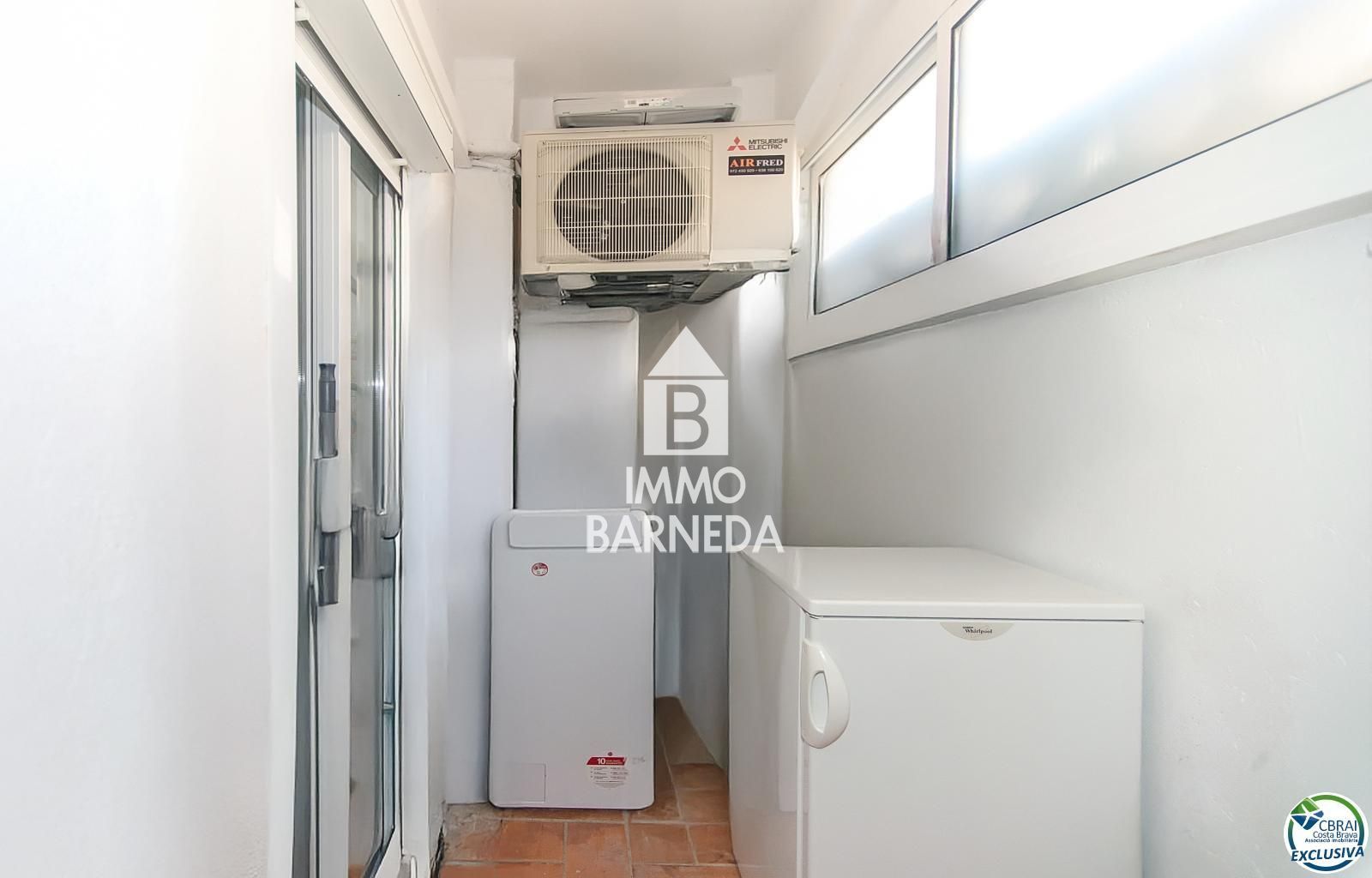 Apartamento reformado en el centro de Empuriabrava, 2 habitaciones dobles, terraza, aparcamiento, a 150 m del mar.