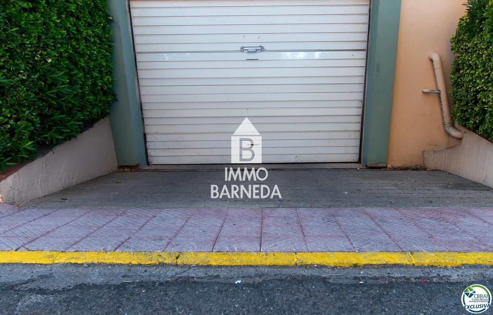 Apartamento reformado en el centro de Empuriabrava, 2 habitaciones dobles, terraza, aparcamiento, a 150 m del mar.