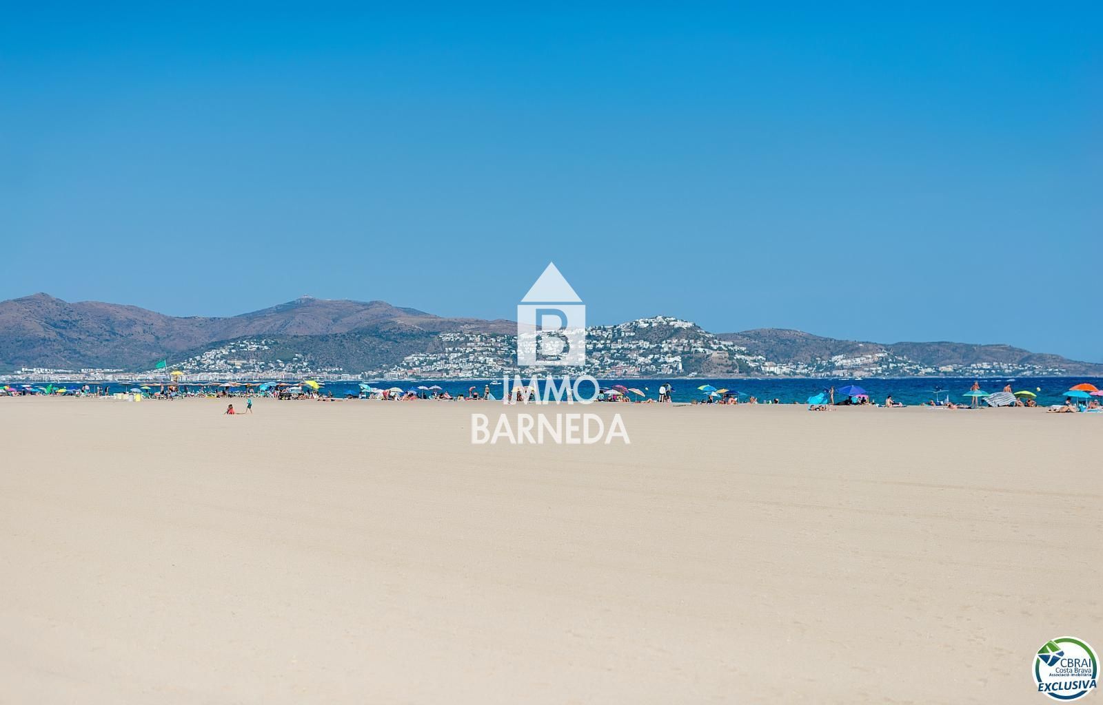 Apartamento reformado en el centro de Empuriabrava, 2 habitaciones dobles, terraza, aparcamiento, a 150 m del mar.