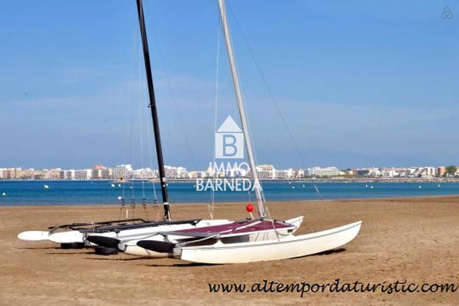 Apartamento reformado en el centro de Empuriabrava, 2 habitaciones dobles, terraza, aparcamiento, a 150 m del mar.