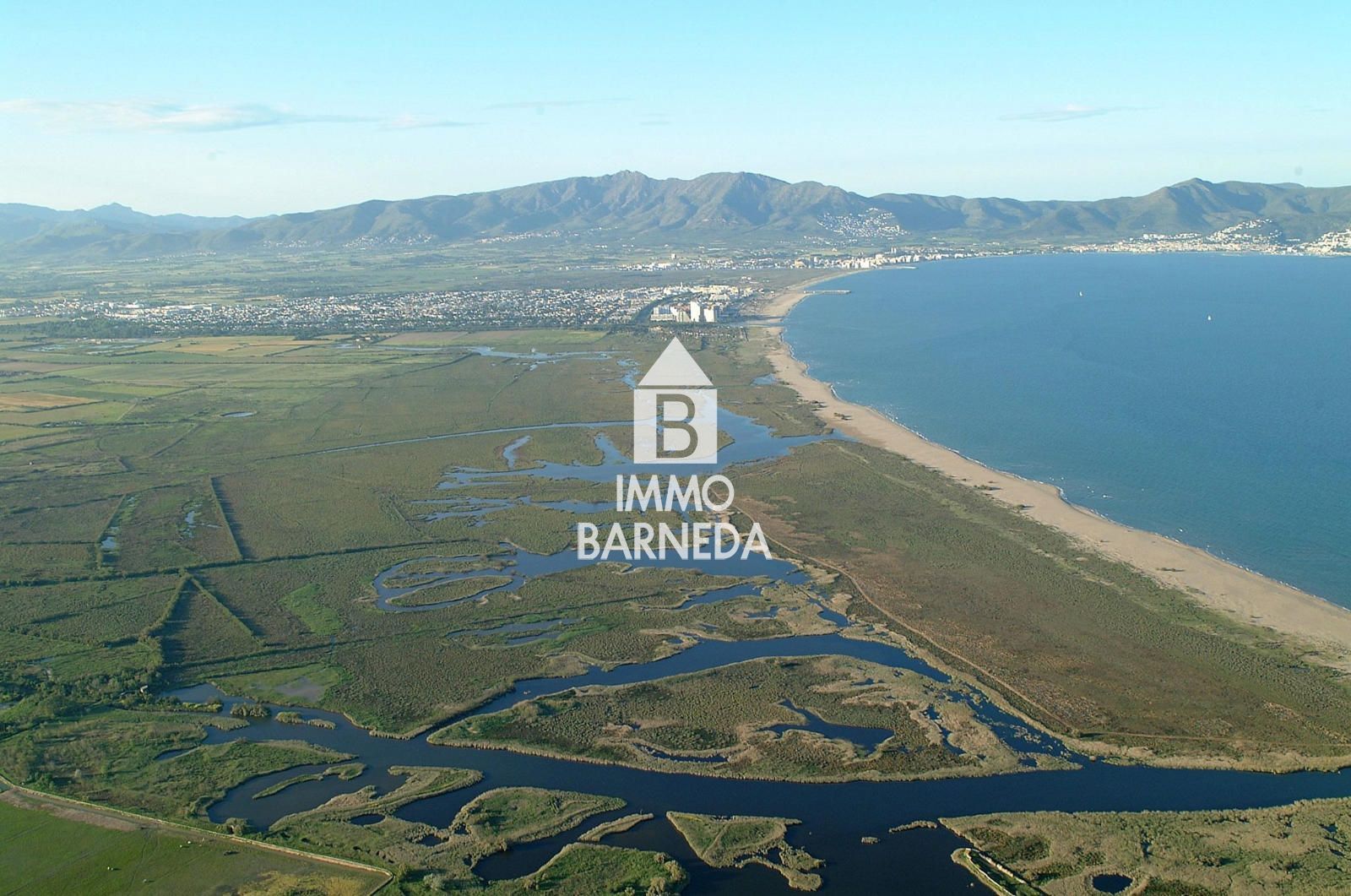 Apartamento reformado en el centro de Empuriabrava, 2 habitaciones dobles, terraza, aparcamiento, a 150 m del mar.