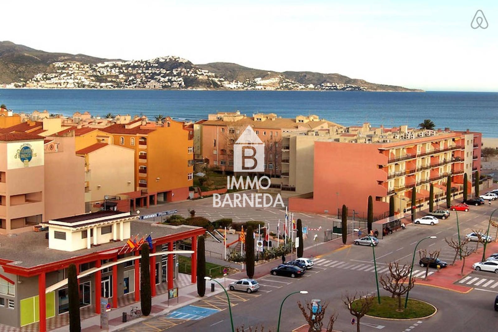 Apartamento reformado en el centro de Empuriabrava, 2 habitaciones dobles, terraza, aparcamiento, a 150 m del mar.