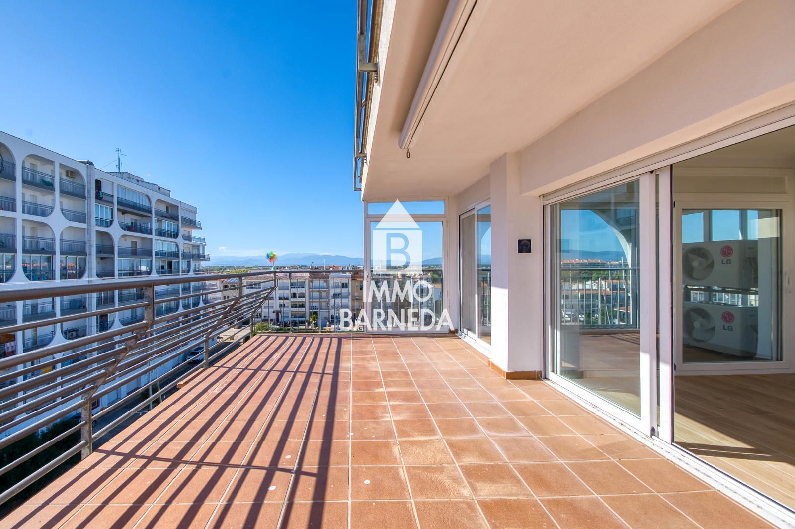 Exclusivo apartamento en primera línea de mar con vistas espectaculares