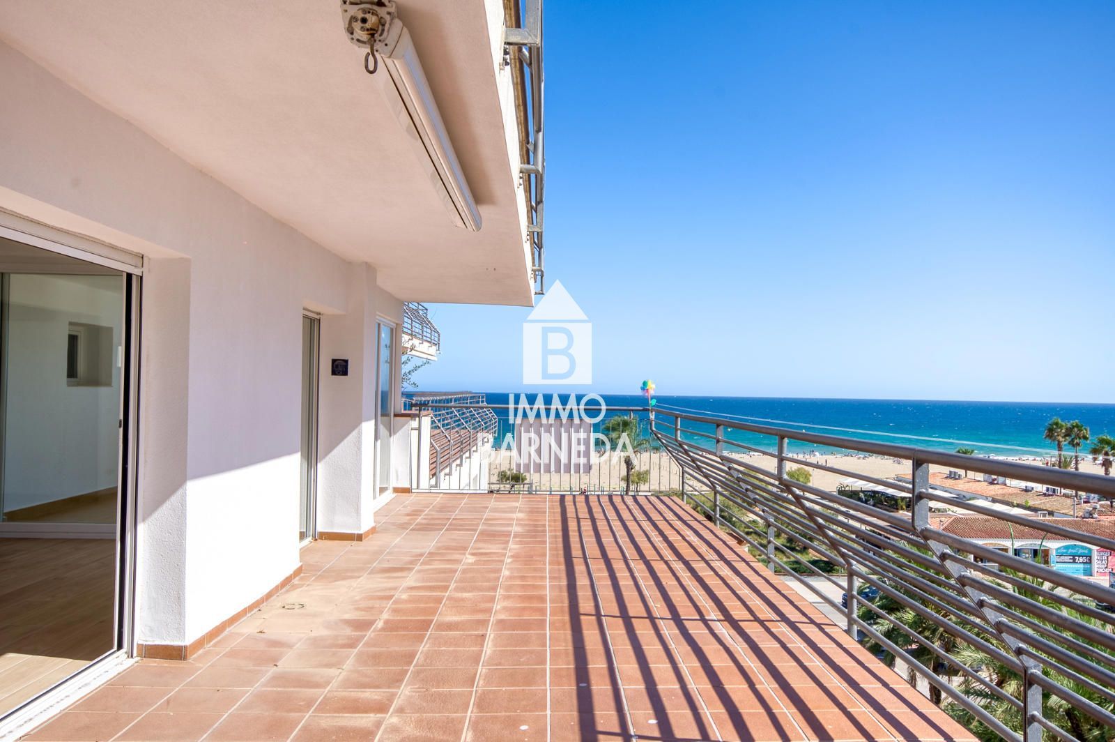 Exclusivo apartamento en primera línea de mar con vistas espectaculares