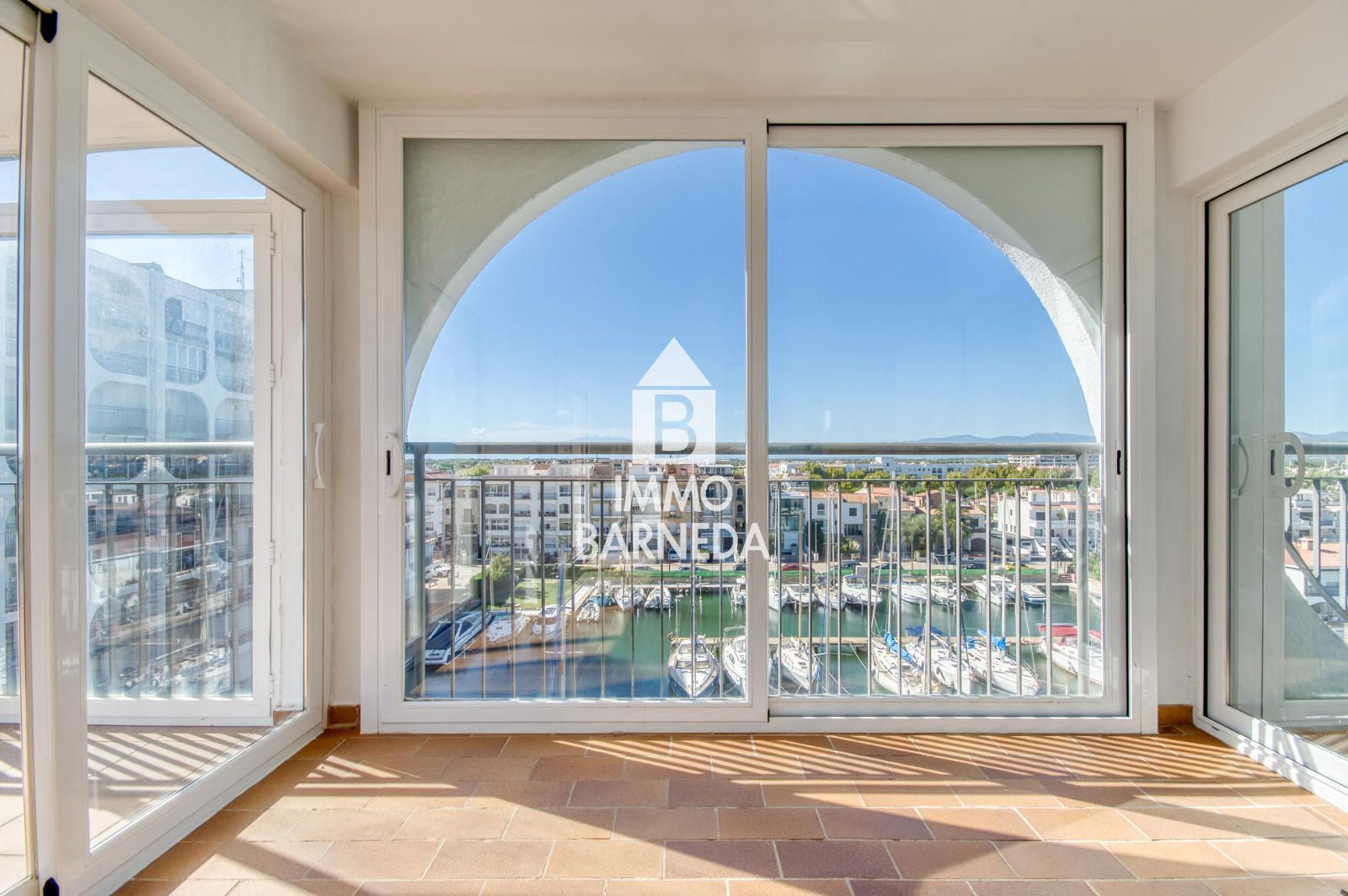 Exclusivo apartamento en primera línea de mar con vistas espectaculares