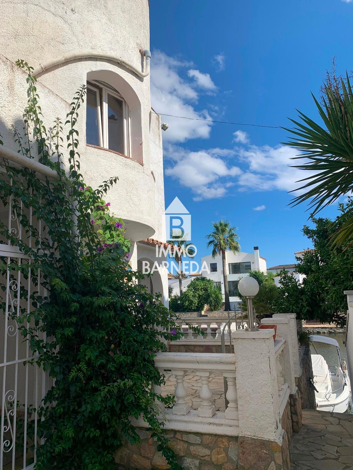Casa semi adossada a Empuriabrava a reformar, amb amarratge privat i àmplia terrassa