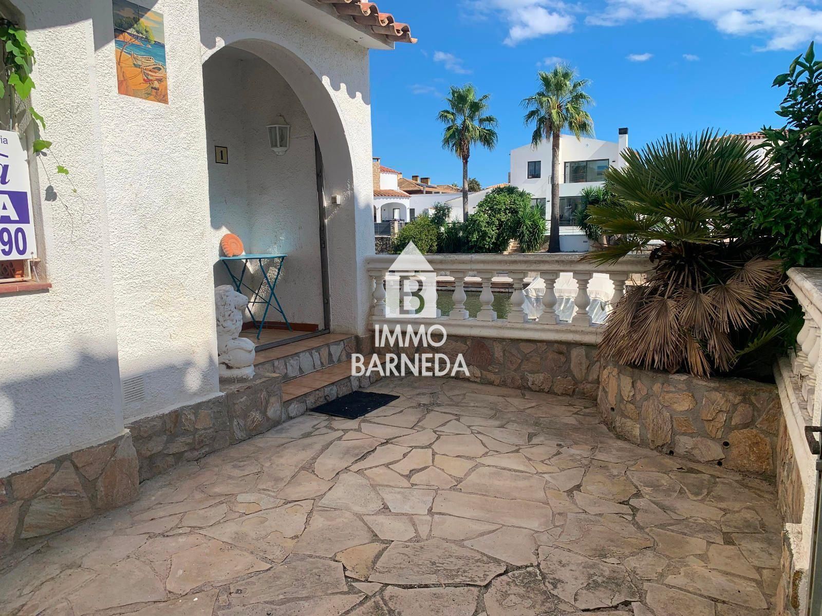 Casa semi adossada a Empuriabrava a reformar, amb amarratge privat i àmplia terrassa