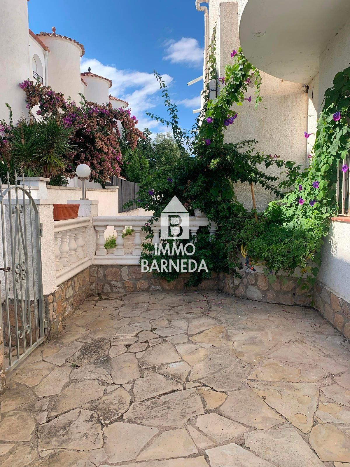 Casa semi adossada a Empuriabrava a reformar, amb amarratge privat i àmplia terrassa