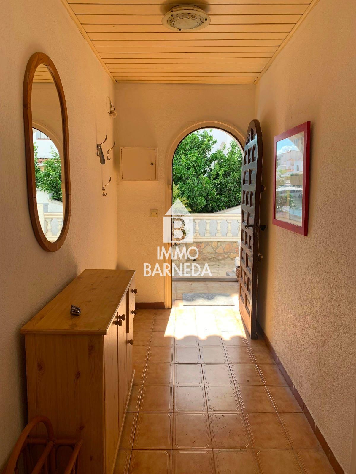 Casa semi adossada a Empuriabrava a reformar, amb amarratge privat i àmplia terrassa
