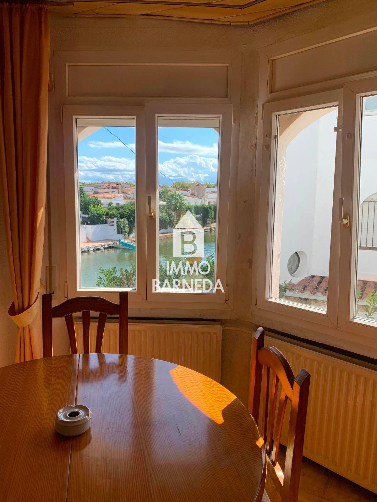 Casa semi adossada a Empuriabrava a reformar, amb amarratge privat i àmplia terrassa