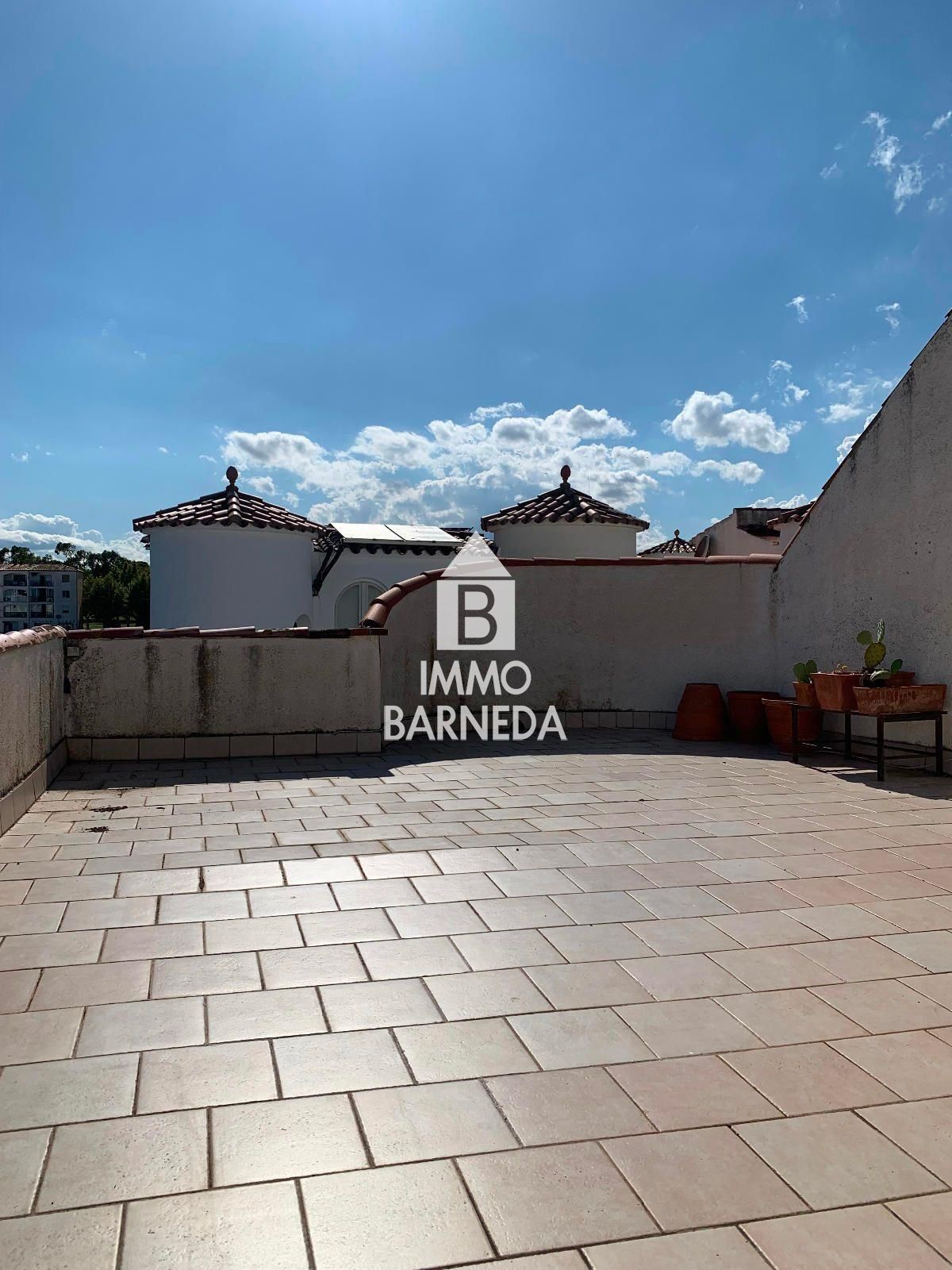 Casa semi adossada a Empuriabrava a reformar, amb amarratge privat i àmplia terrassa