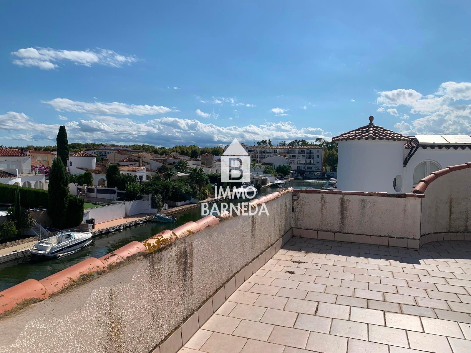 Casa semi adossada a Empuriabrava a reformar, amb amarratge privat i àmplia terrassa