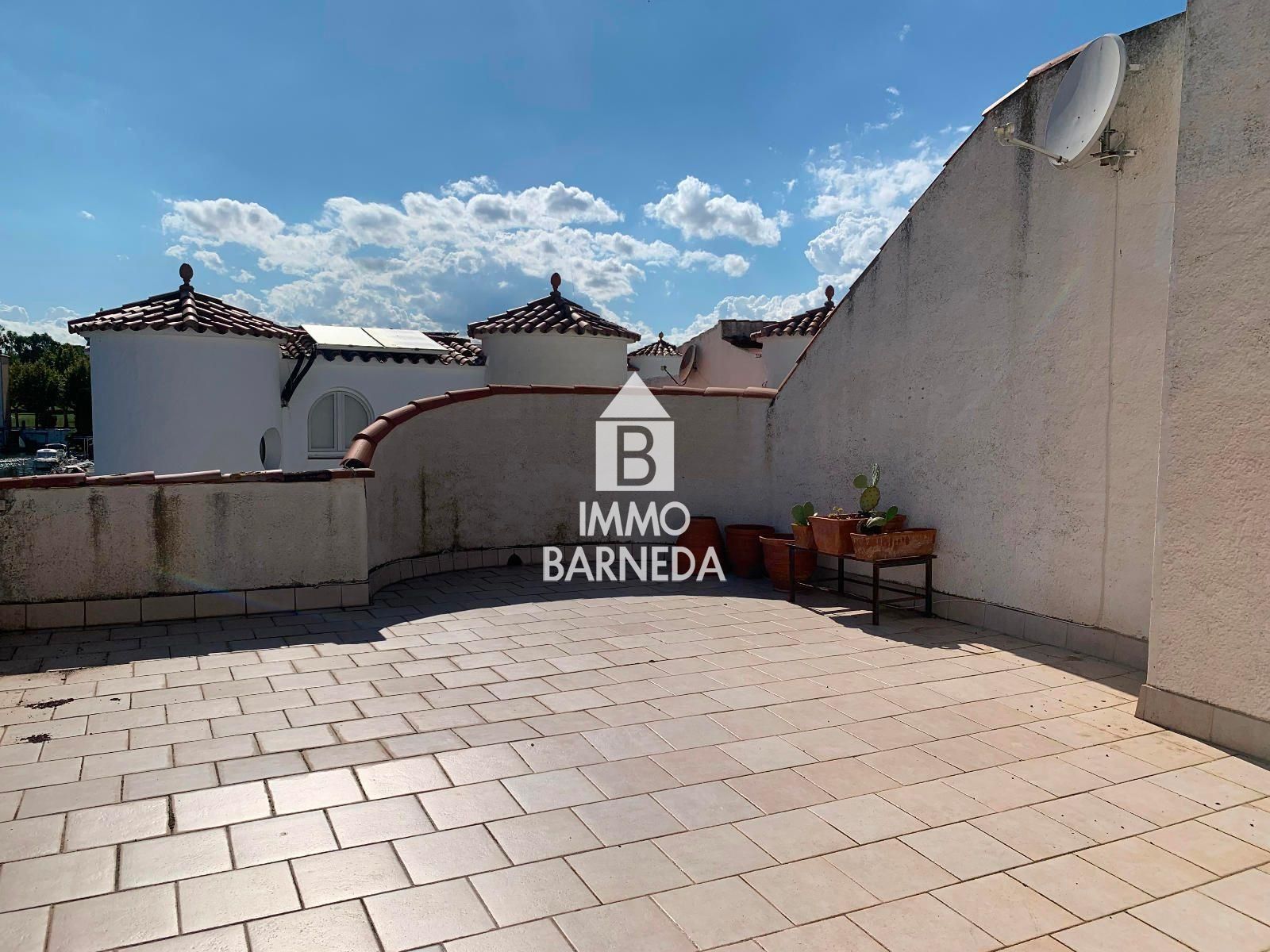 Casa semi adossada a Empuriabrava a reformar, amb amarratge privat i àmplia terrassa