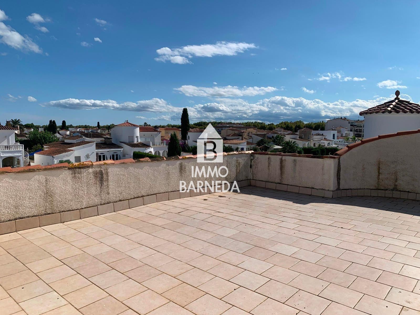 Casa semi adossada a Empuriabrava a reformar, amb amarratge privat i àmplia terrassa