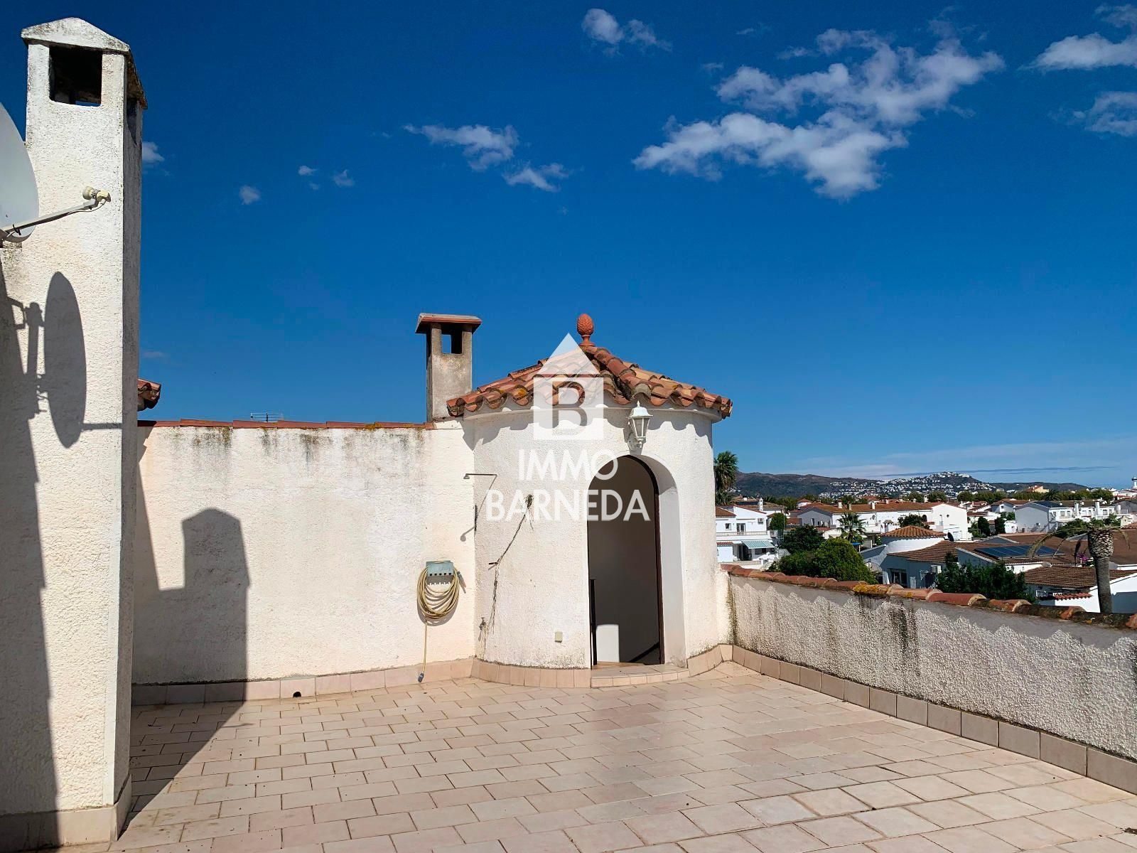 Casa semi adossada a Empuriabrava a reformar, amb amarratge privat i àmplia terrassa