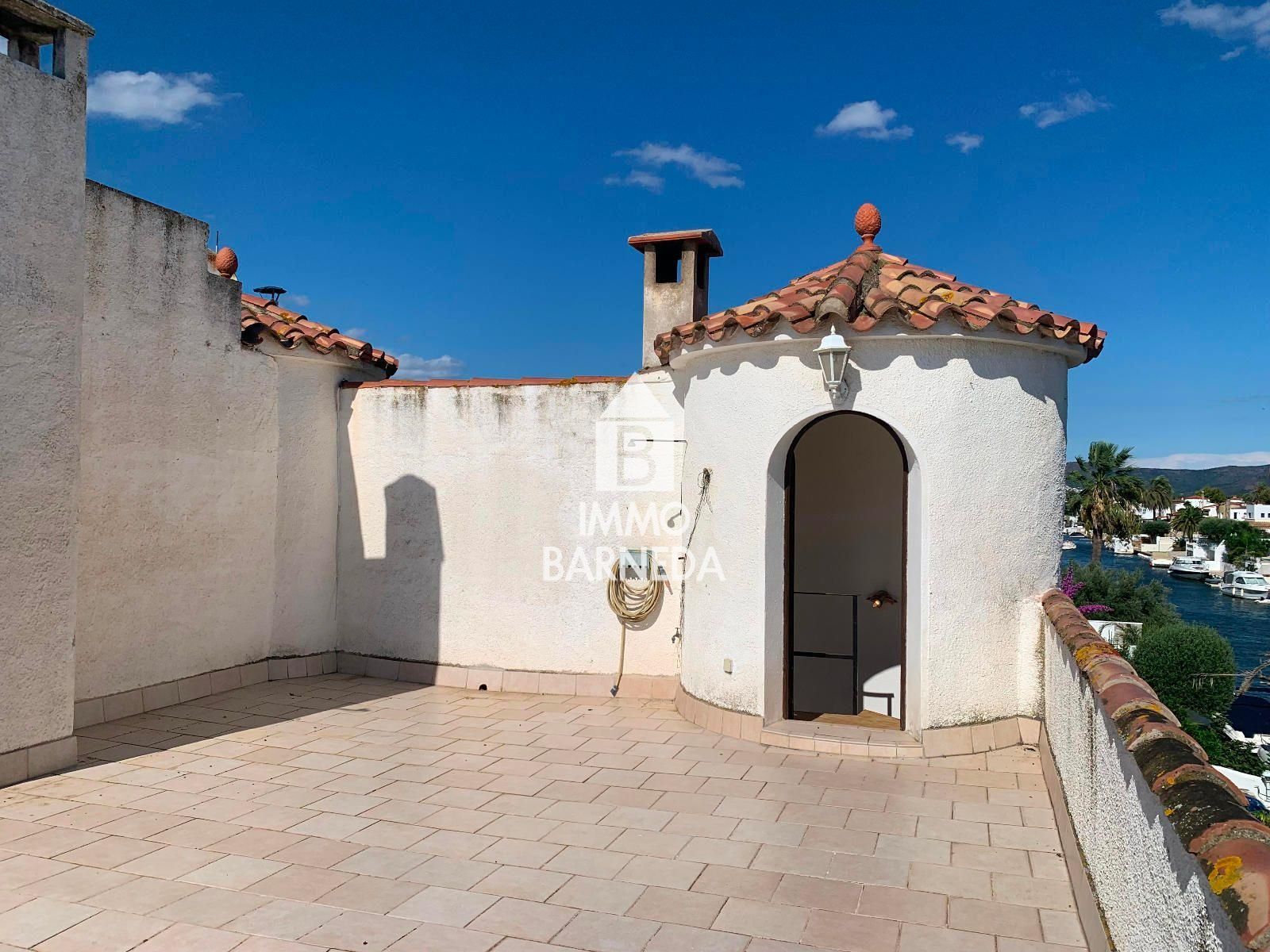 Casa semi adossada a Empuriabrava a reformar, amb amarratge privat i àmplia terrassa