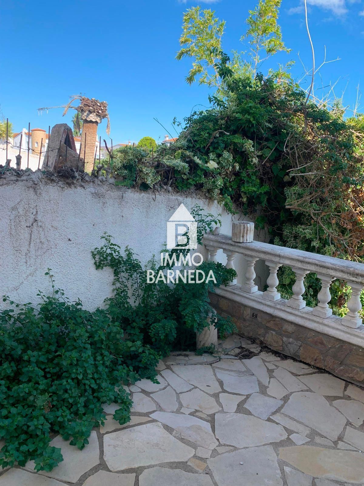 Casa semi adossada a Empuriabrava a reformar, amb amarratge privat i àmplia terrassa