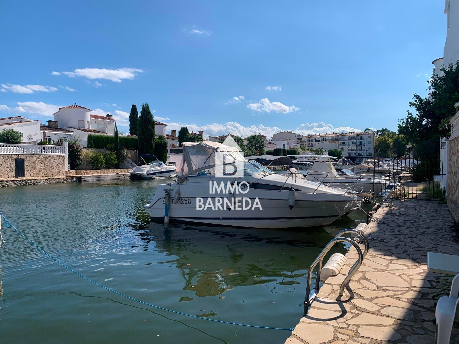 Casa semi adossada a Empuriabrava a reformar, amb amarratge privat i àmplia terrassa