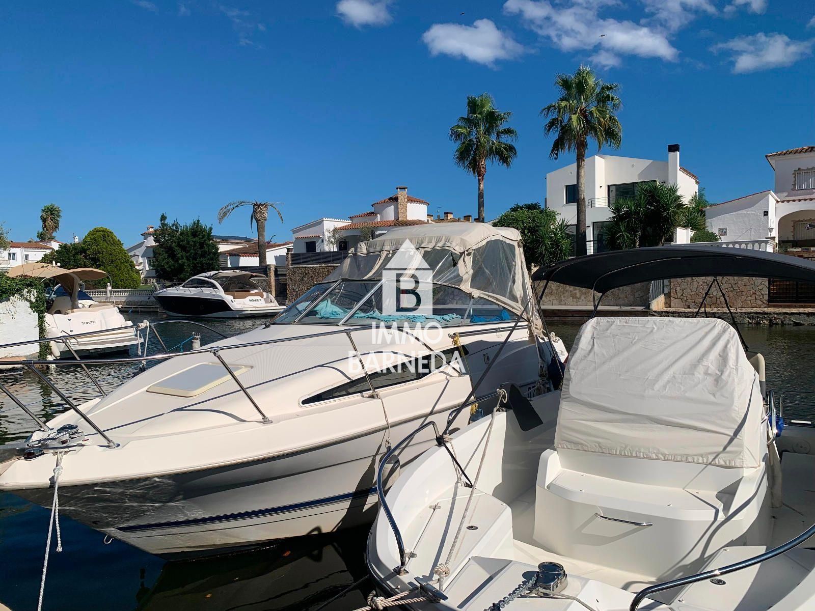 Casa semi adossada a Empuriabrava a reformar, amb amarratge privat i àmplia terrassa