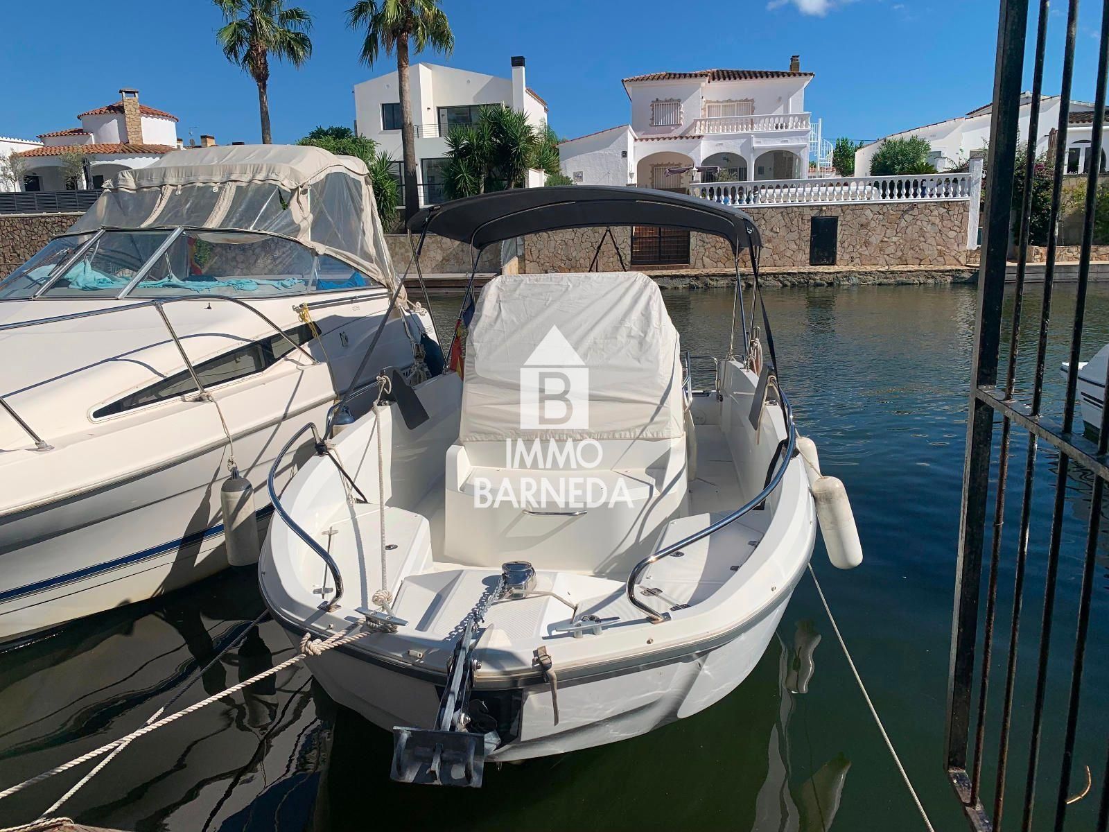 Casa semi adossada a Empuriabrava a reformar, amb amarratge privat i àmplia terrassa
