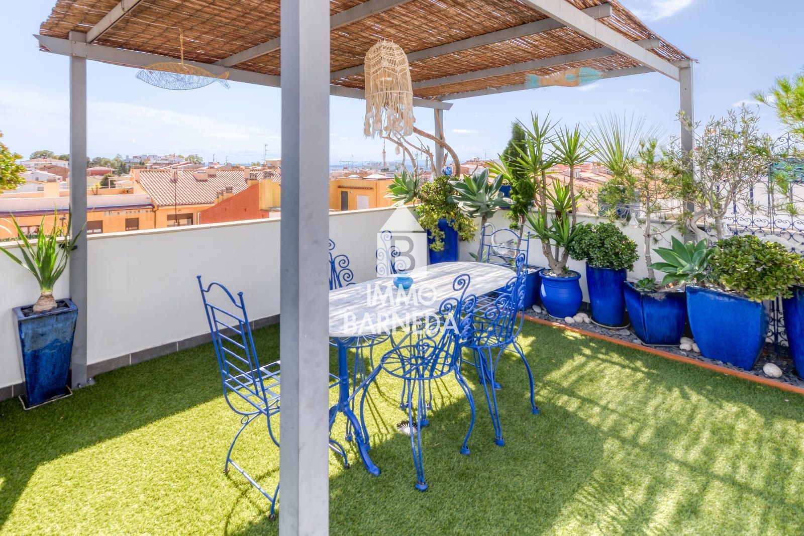 Precioso ático dúplex con solárium y licencia turística en el centro de Roses