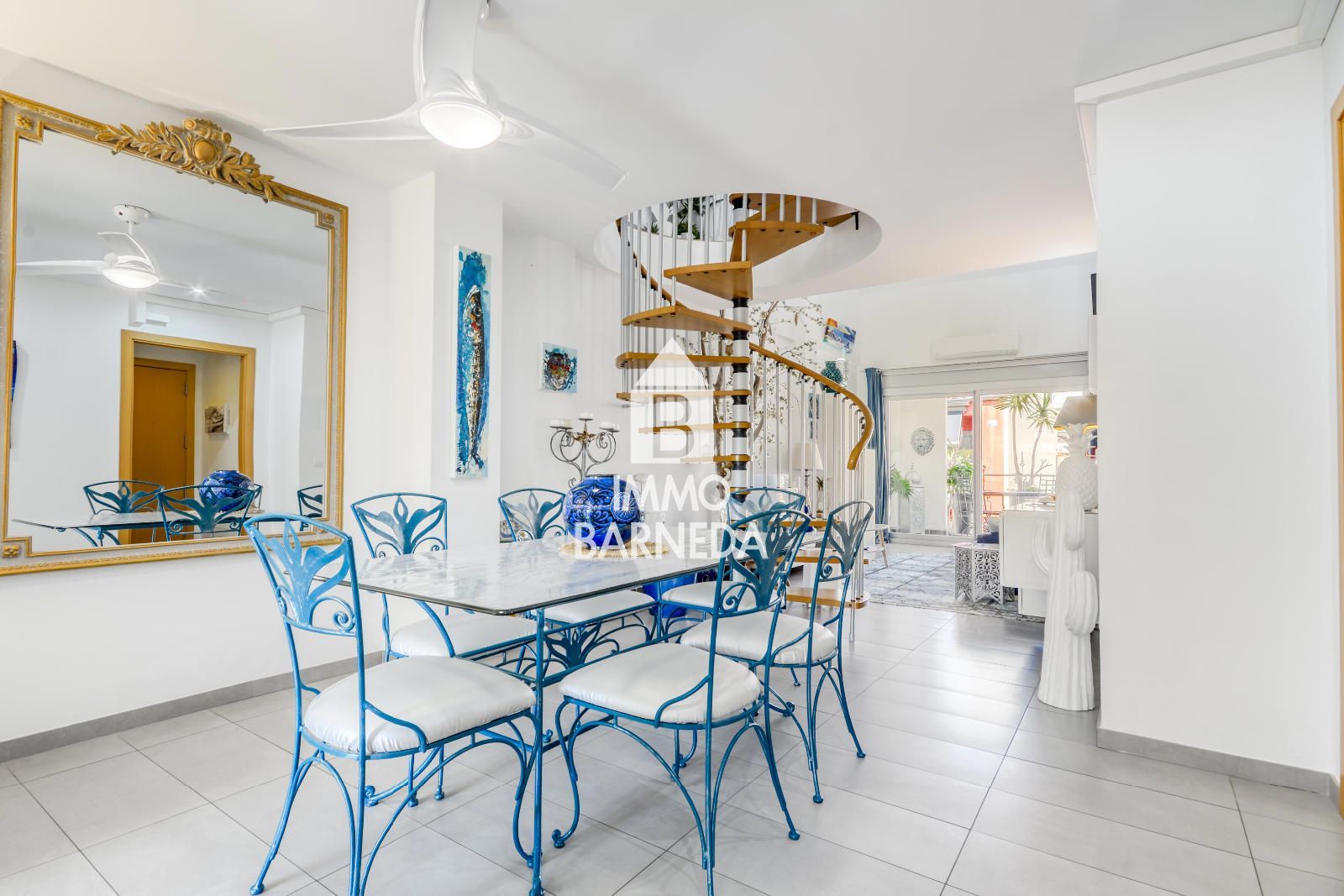 Precioso ático dúplex con solárium y licencia turística en el centro de Roses