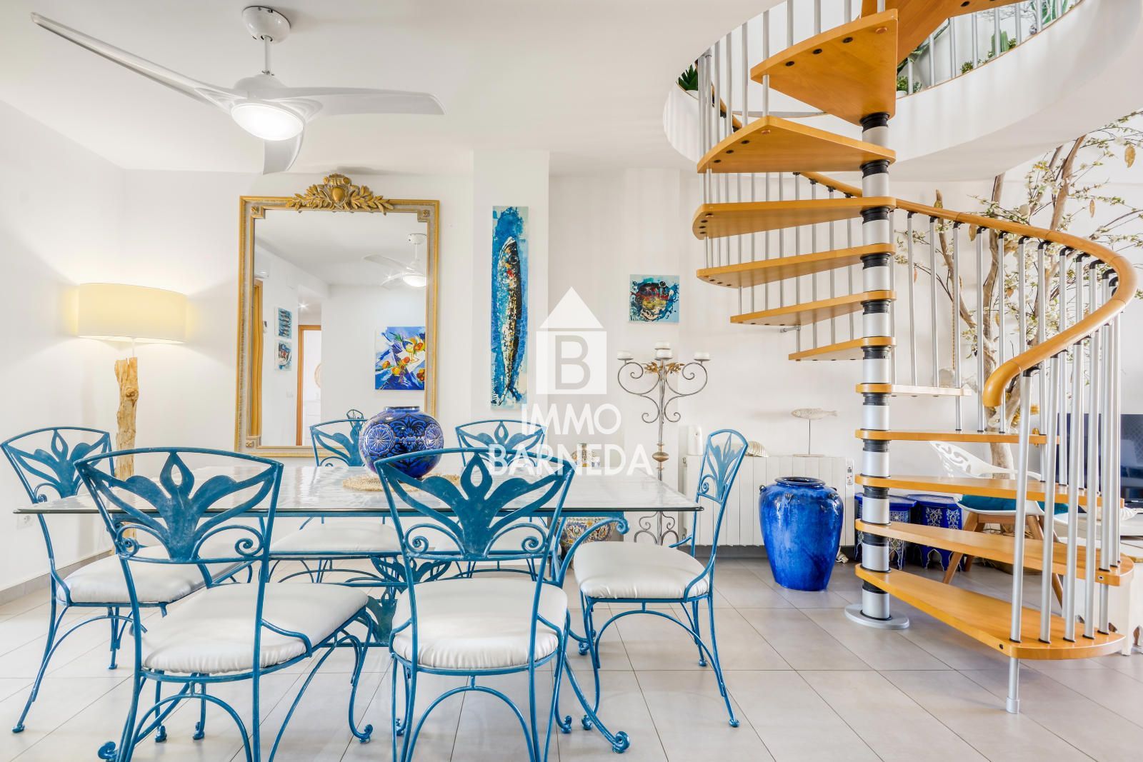Precioso ático dúplex con solárium y licencia turística en el centro de Roses