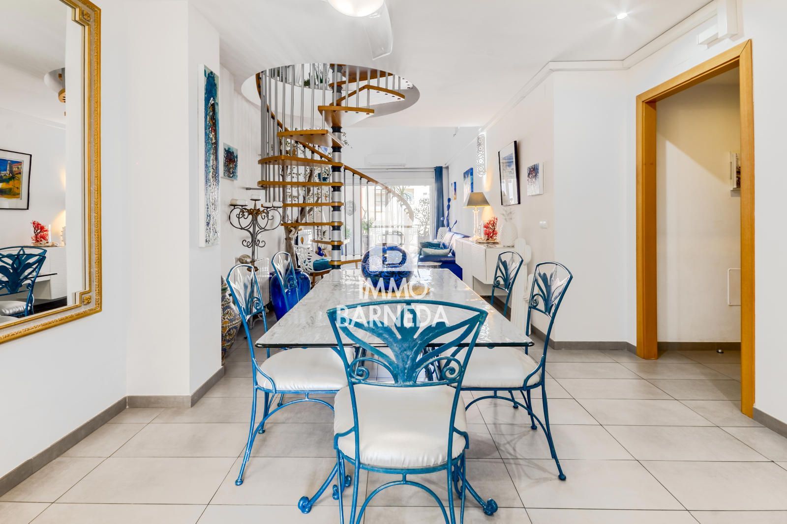 Precioso ático dúplex con solárium y licencia turística en el centro de Roses