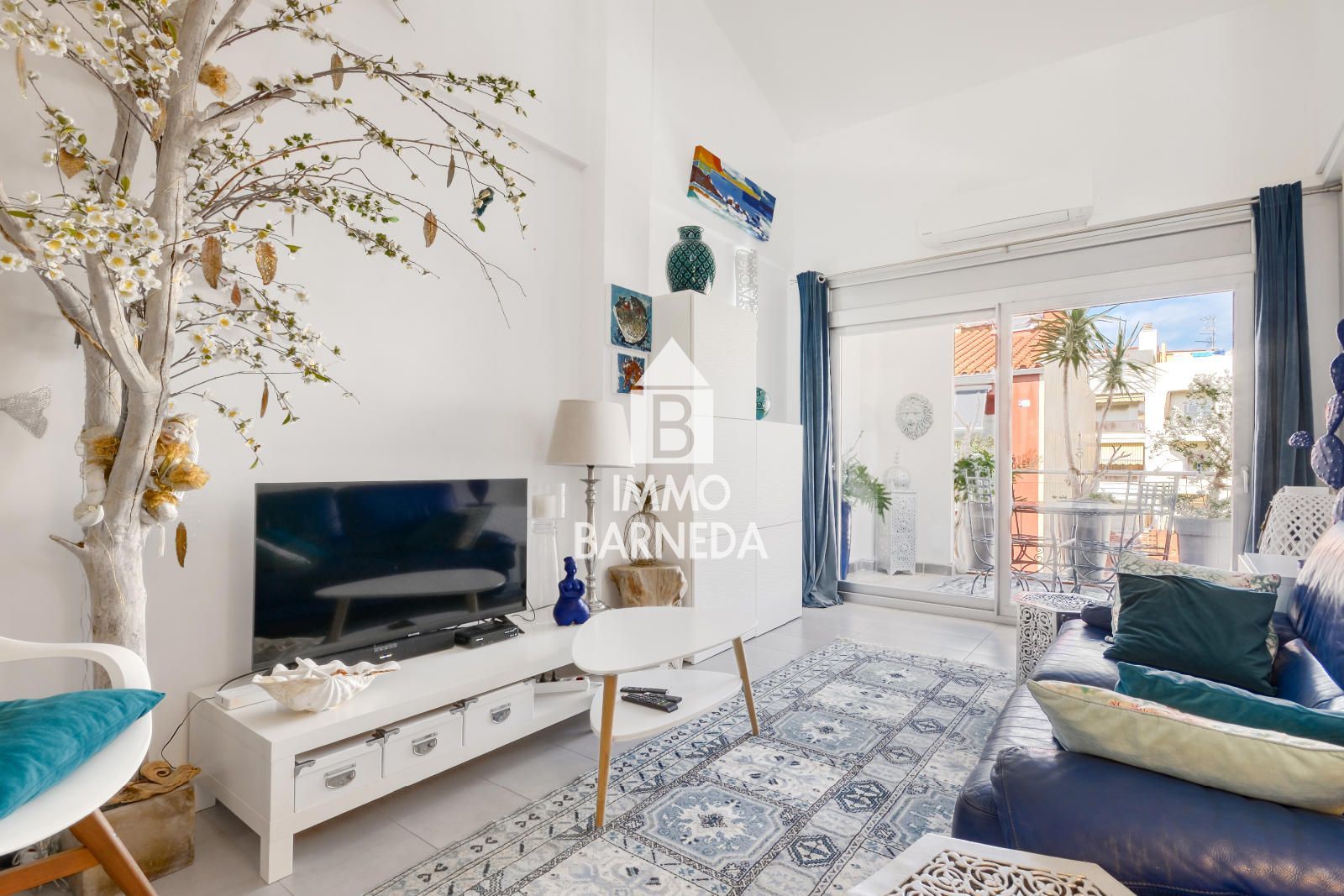 Precioso ático dúplex con solárium y licencia turística en el centro de Roses