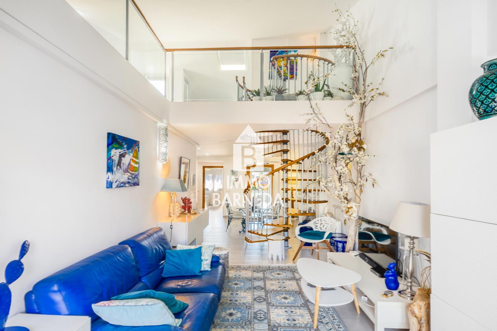 Precioso ático dúplex con solárium y licencia turística en el centro de Roses