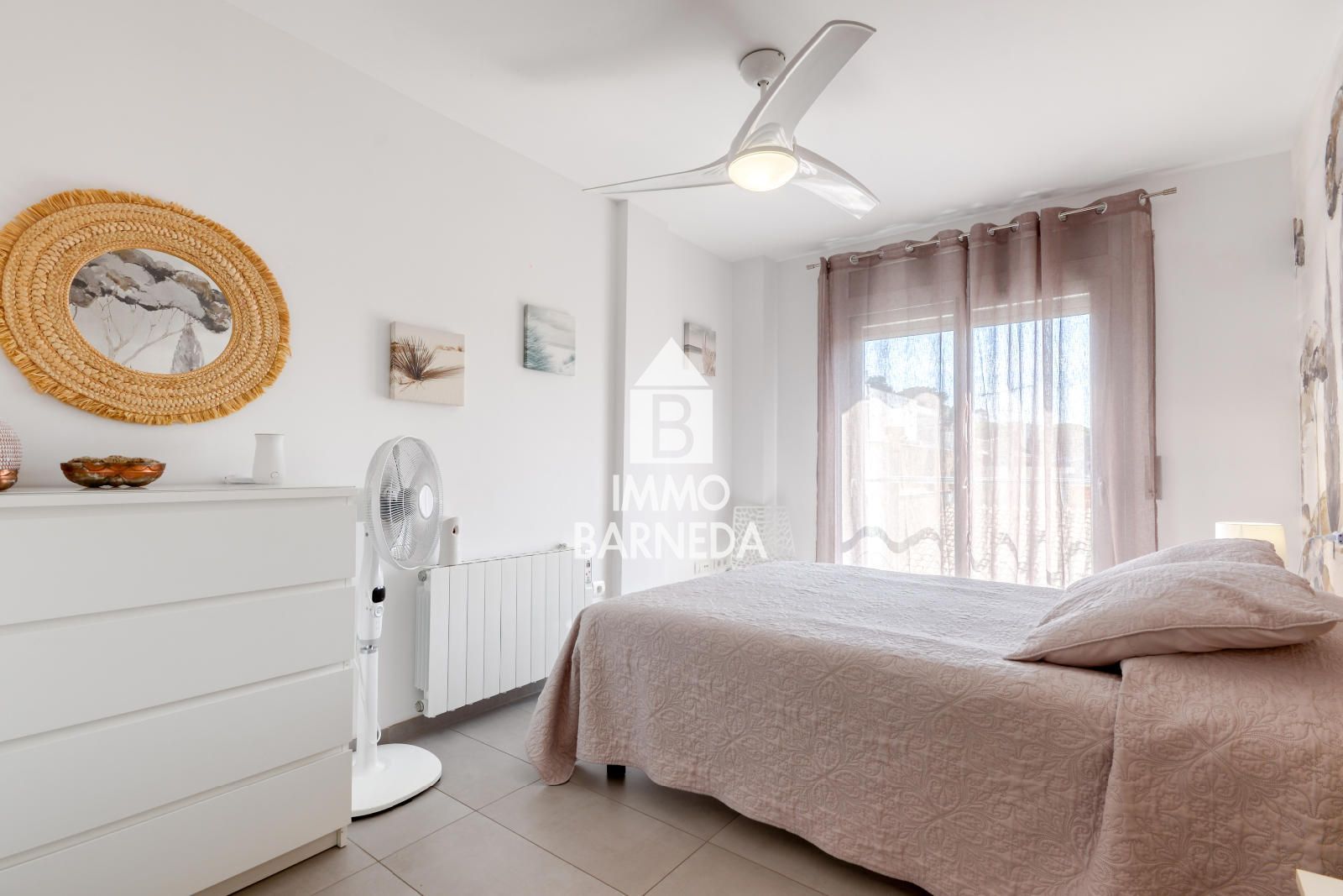Precioso ático dúplex con solárium y licencia turística en el centro de Roses