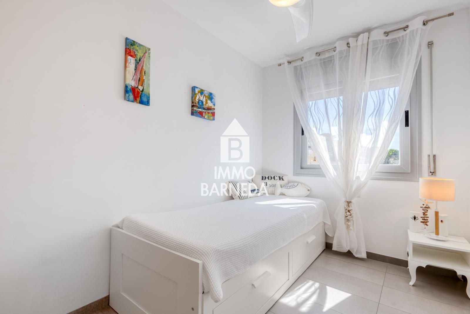Precioso ático dúplex con solárium y licencia turística en el centro de Roses