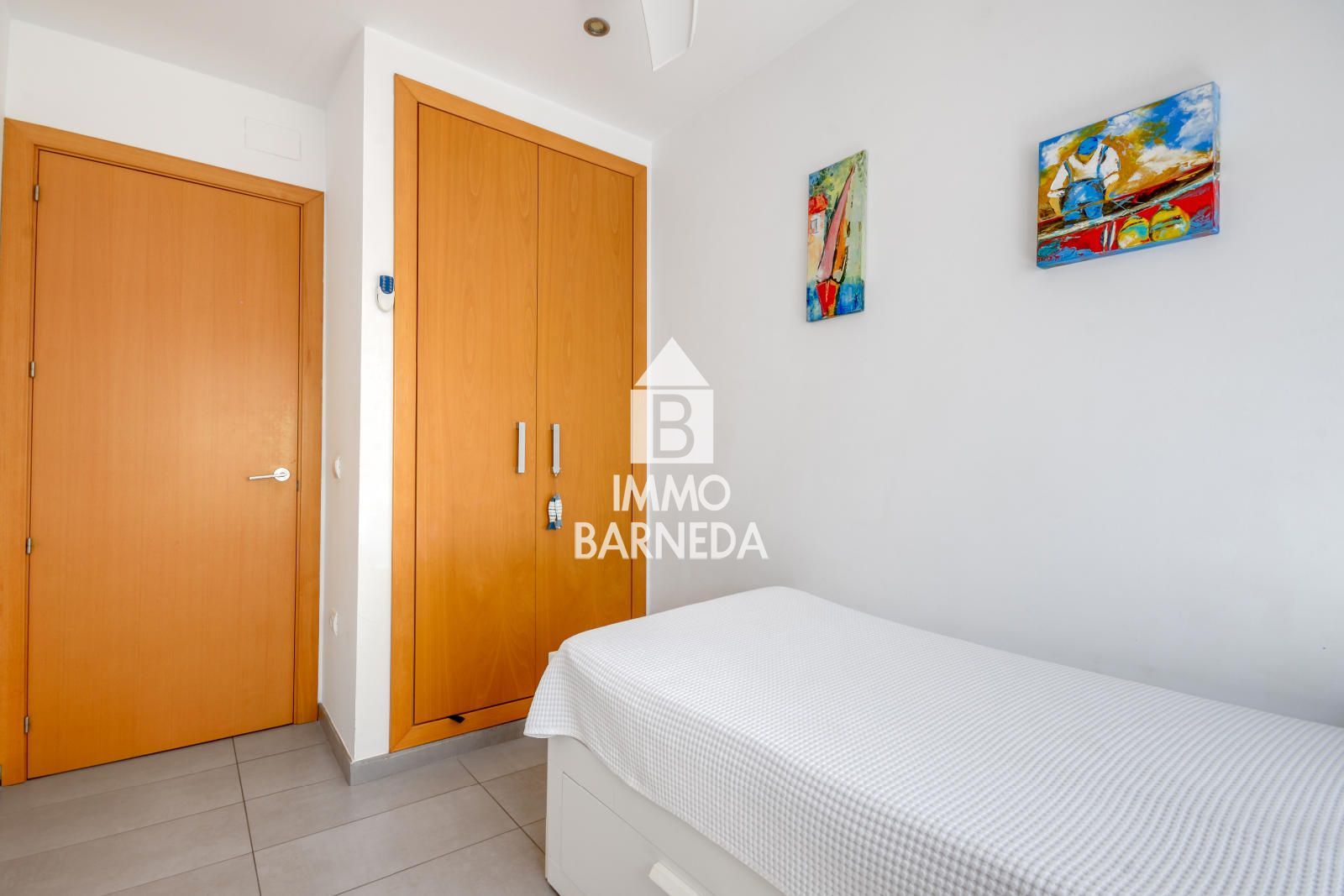 Precioso ático dúplex con solárium y licencia turística en el centro de Roses