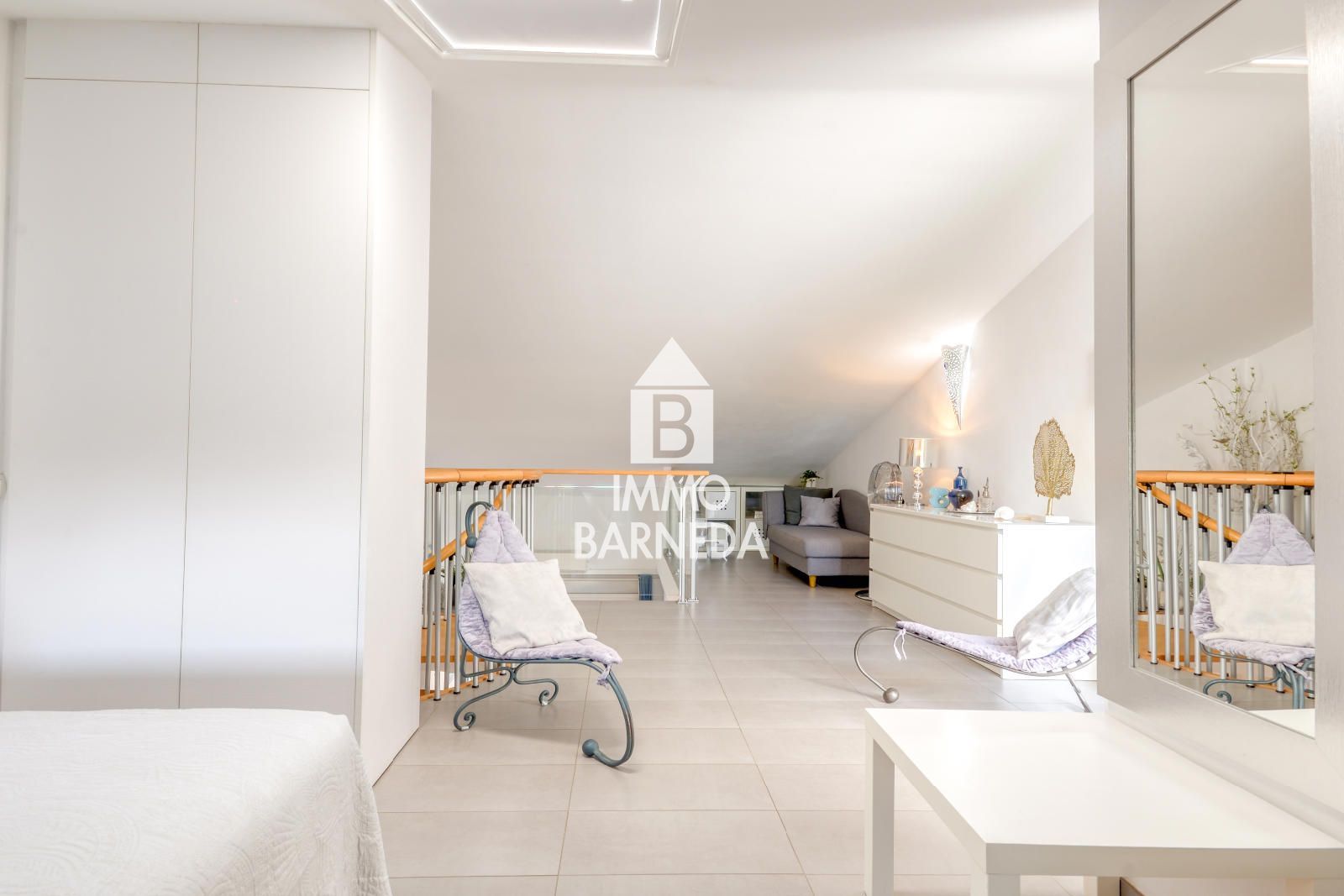 Precioso ático dúplex con solárium y licencia turística en el centro de Roses