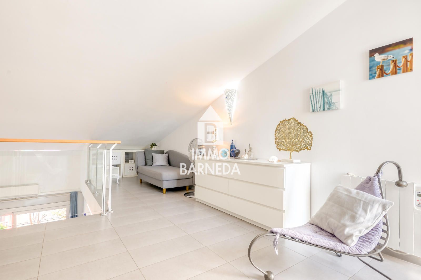 Precioso ático dúplex con solárium y licencia turística en el centro de Roses