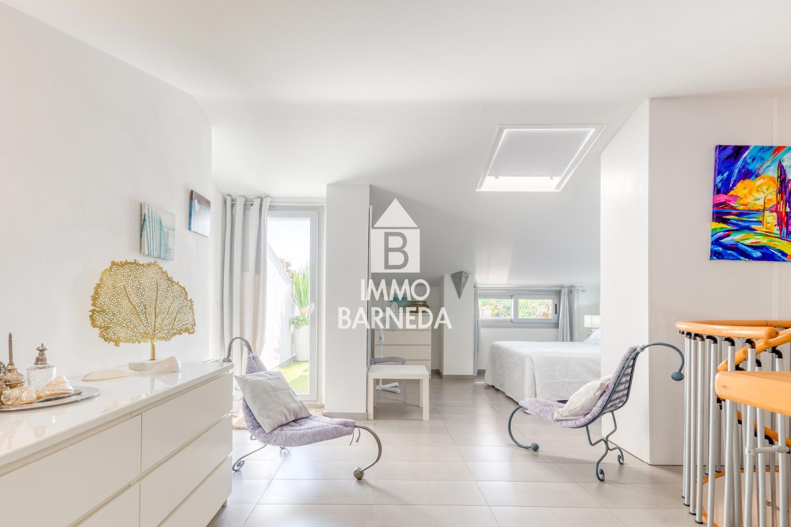 Precioso ático dúplex con solárium y licencia turística en el centro de Roses