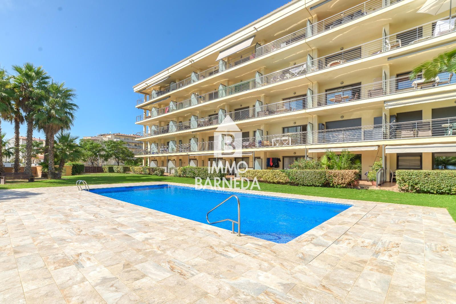 Apartamento en Planta Baja en Primera Línea de Mar – Zona Salatar