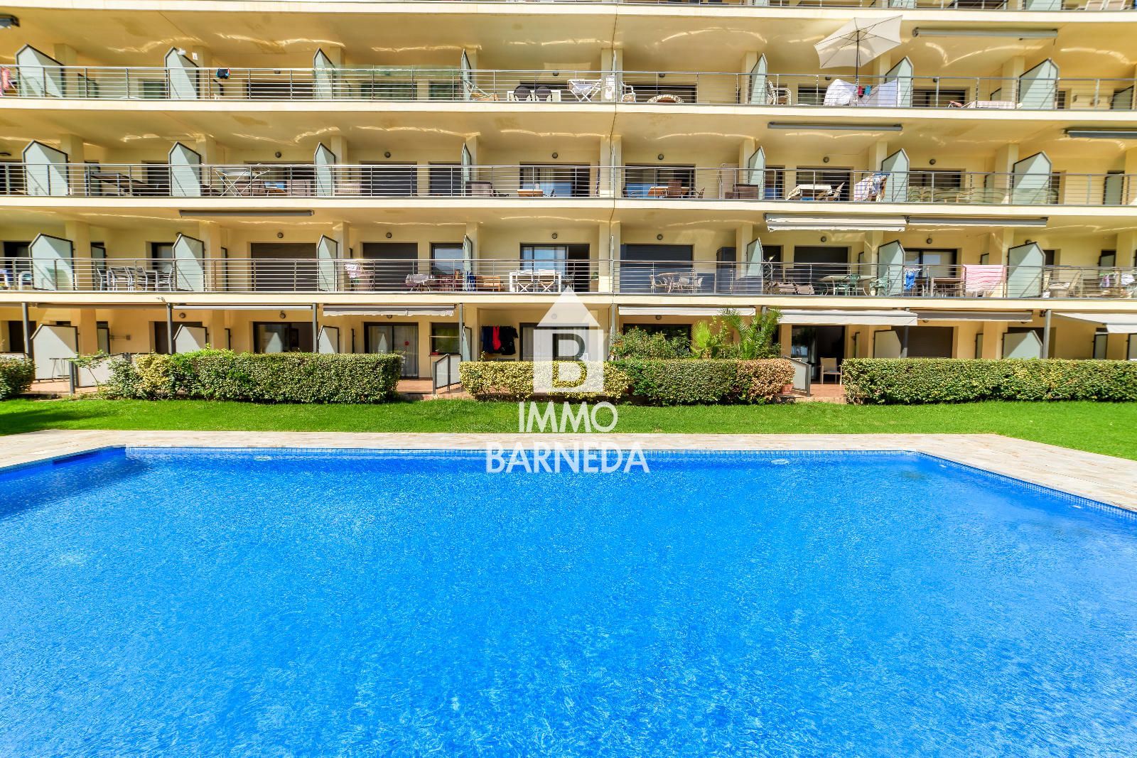 Apartamento en Planta Baja en Primera Línea de Mar – Zona Salatar